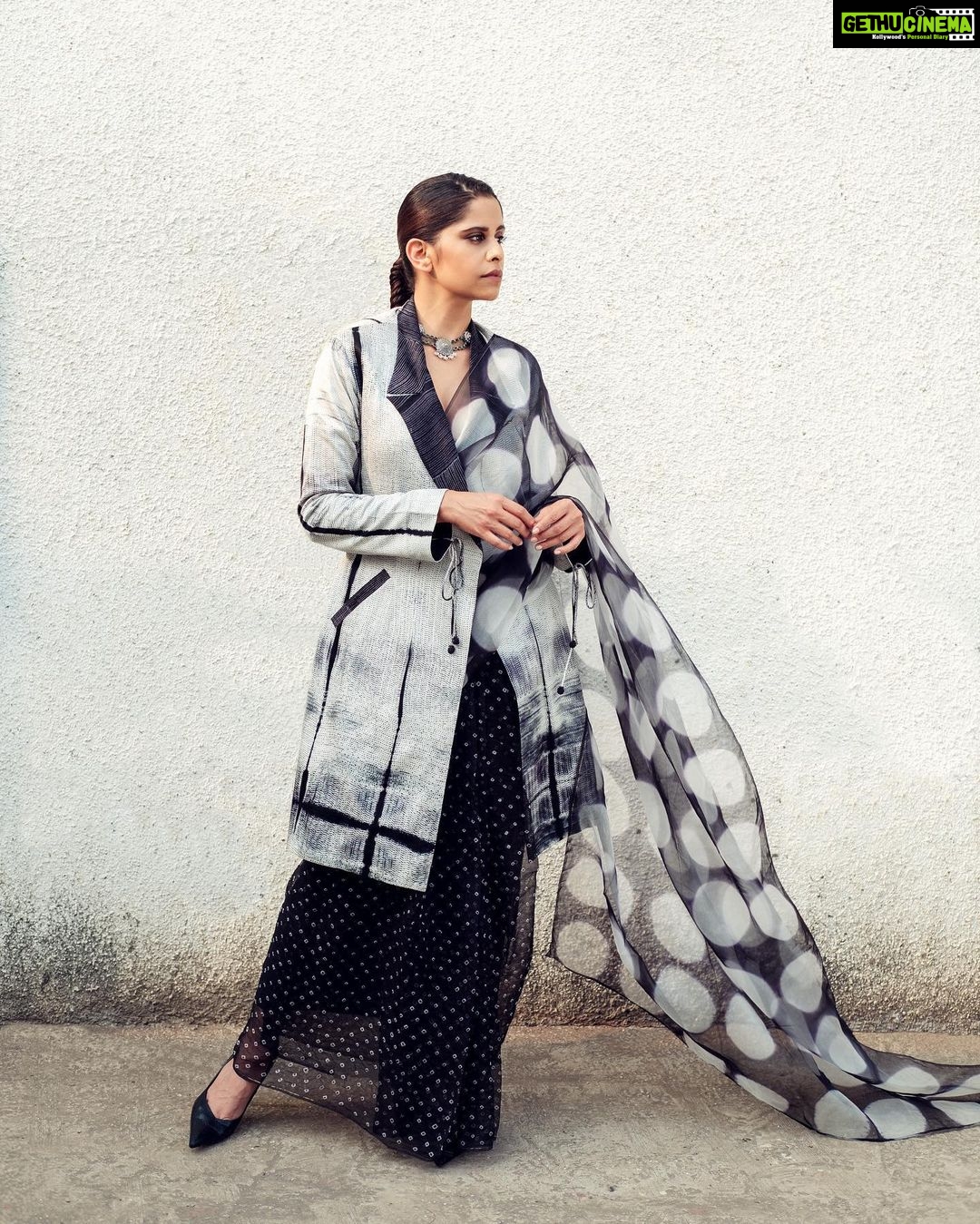 Sai Tamhankar Instagram - Saree ….. Yes ! But with a twist please … @thepotplantclothing @sakkshamsilver @nehachaudhary_ @digambar103 @jayshree2783 @vishal.patil36 @_prajwalkhade #saitamhankar #saree #withatwist #twists #blackwhite #veni