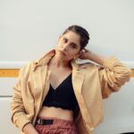 Sai Tamhankar Instagram - A jacket day in Mumbai, precious ! @freakinsindia @classicuir @nehachaudhary_ @digambar103 @jayshree2783 @_prajwalkhade #saitamhankar #outandabout #stroll #vanitylife #mumbaiweather #breezy #lovingit #jackets #freakins