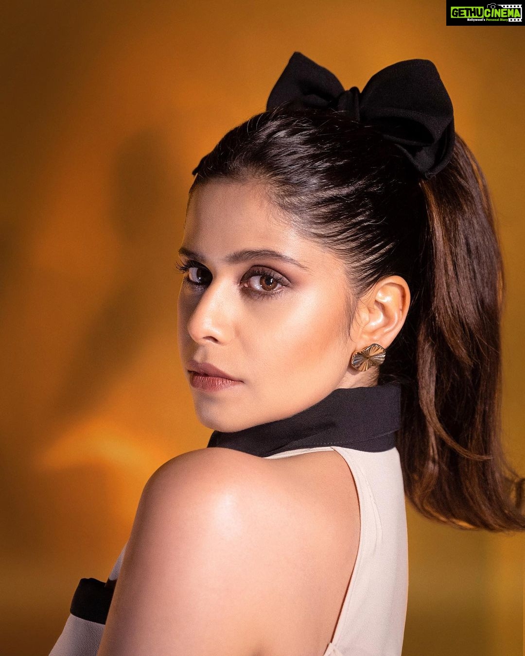 Sai Tamhankar Instagram - Meow . . . @houseofsoh @nehachaudhary_ @satyamakeupartist @nilampatel12 @ashish_ojha_photography @vishal.patil36 @azim_shaikh1989 #saitamhankar #newyearsfirstlook #bow #catbow #twisted #glam #oldworldcharm #ootd #mhj