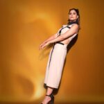 Sai Tamhankar Instagram - Meow . . . @houseofsoh @nehachaudhary_ @satyamakeupartist @nilampatel12 @ashish_ojha_photography @vishal.patil36 @azim_shaikh1989 #saitamhankar #newyearsfirstlook #bow #catbow #twisted #glam #oldworldcharm #ootd #mhj