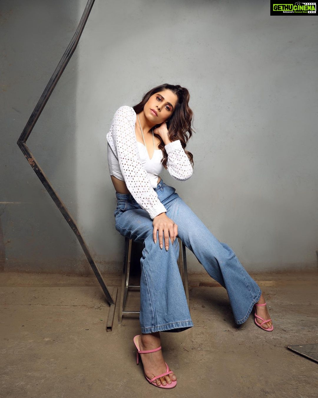 Sai Tamhankar Instagram - Casual है ! @kostume_county @digambar103 @jayshree2783 @nehachaudhary_ @shruu_t @vishal.patil36 @azim_shaikh1989 #saitamhankar #casualavtar #easy #denim #whitetop #basic #smartcasuals #mything