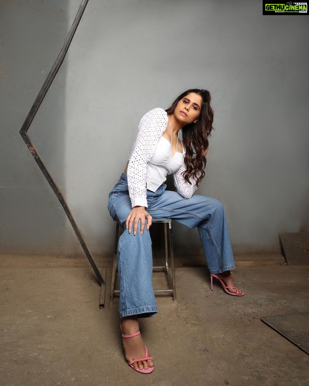 Sai Tamhankar Instagram - Casual है ! @kostume_county @digambar103 @jayshree2783 @nehachaudhary_ @shruu_t @vishal.patil36 @azim_shaikh1989 #saitamhankar #casualavtar #easy #denim #whitetop #basic #smartcasuals #mything