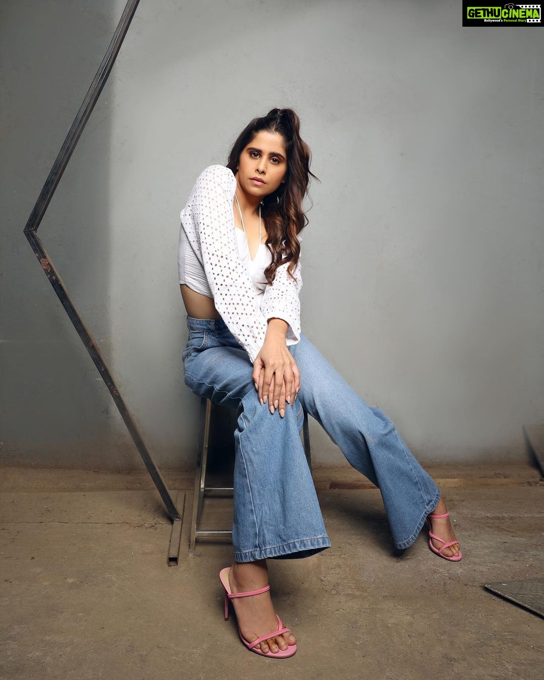 Sai Tamhankar Instagram - Casual है ! @kostume_county @digambar103 @jayshree2783 @nehachaudhary_ @shruu_t @vishal.patil36 @azim_shaikh1989 #saitamhankar #casualavtar #easy #denim #whitetop #basic #smartcasuals #mything