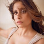 Sai Tamhankar Instagram - For Elle Beauty Awards Tonight @akhlstudio @digambar103 @jayshree2783 @nehachaudhary_ @kadamajay @m_o_u_s_u_m_i @azim_shaikh1989 #saitamhankar #ellebeautyawards #elle #tonight #glammed #wawawoom