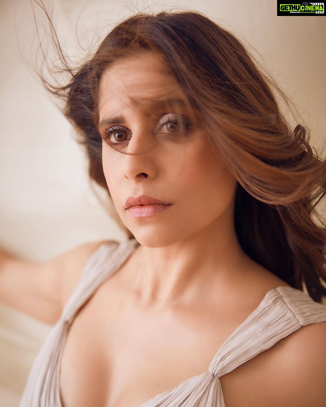 Sai Tamhankar Instagram - For Elle Beauty Awards Tonight @akhlstudio @digambar103 @jayshree2783 @nehachaudhary_ @kadamajay @m_o_u_s_u_m_i @azim_shaikh1989 #saitamhankar #ellebeautyawards #elle #tonight #glammed #wawawoom
