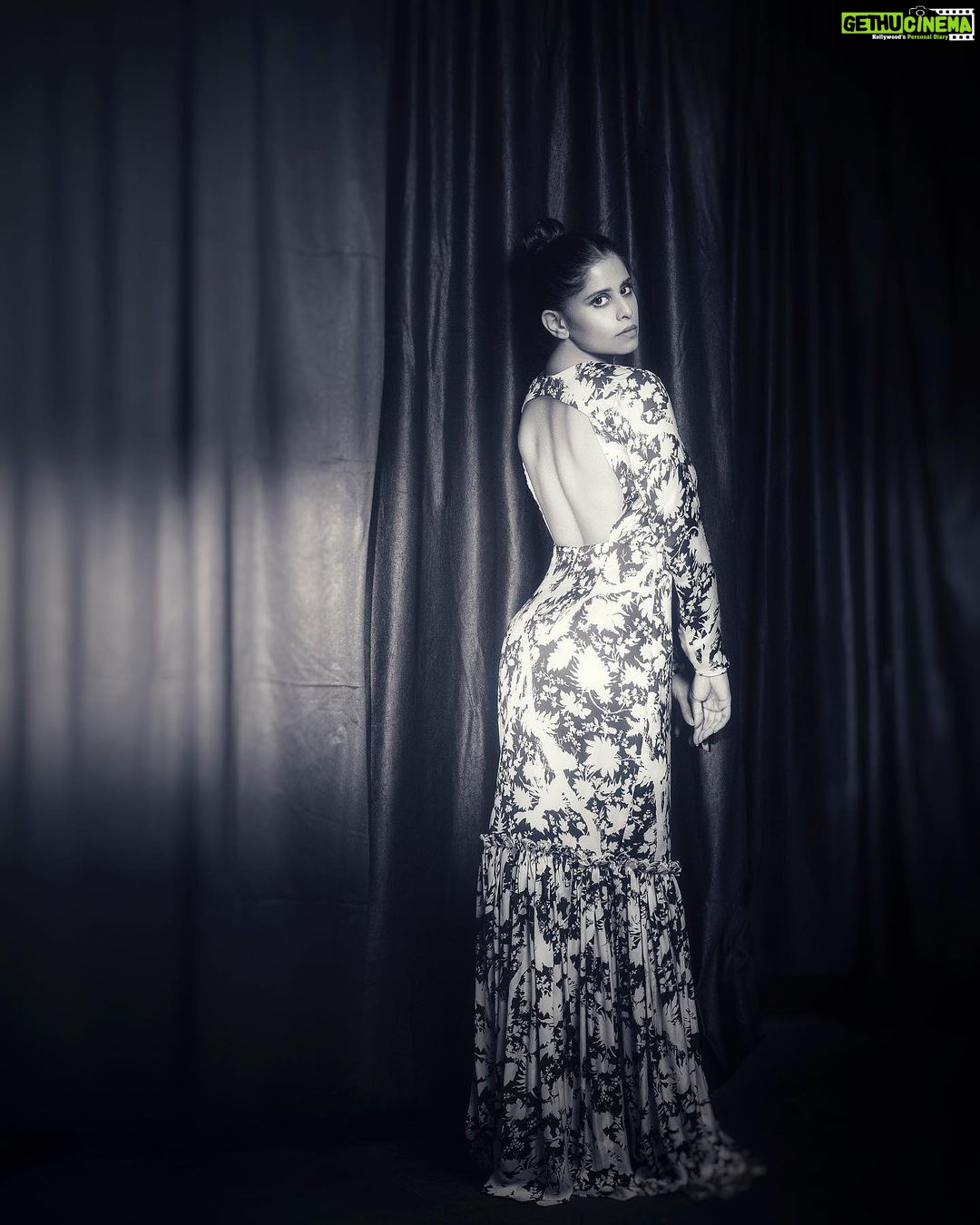 Sai Tamhankar Instagram - Monochrome Magic on a Thursday.. @ranbirmukherjeeofficial @digambar103 @jayshree2783 @nehachaudhary_ @ipshita.db @vishal.patil36 @azim_shaikh1989 #saitamhankar #black #white #monochrome #mhj