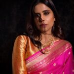 Sai Tamhankar Instagram - Happy New Year everyone ! @warpnweftbysagrikarai @koharbykanika @digambar103 @jayshree2783 @nehachaudhary_ @ipshita.db @vishal.patil36 @azim_shaikh1989 #saitamhankar #sixyardsofelegance #saree #sareelove #pink #festivevibes Diwali