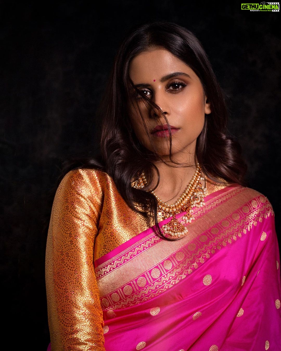 Sai Tamhankar Instagram - Happy New Year everyone ! @warpnweftbysagrikarai @koharbykanika @digambar103 @jayshree2783 @nehachaudhary_ @ipshita.db @vishal.patil36 @azim_shaikh1989 #saitamhankar #sixyardsofelegance #saree #sareelove #pink #festivevibes Diwali