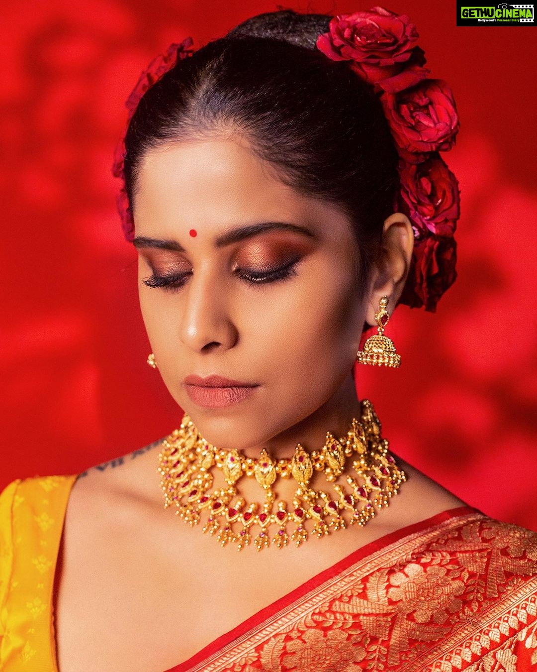 Sai Tamhankar Instagram - Happy दिवाळी ! @warpnweftbysagrikarai @kankshinistudio @digambar103 @jayshree2783 @nehachaudhary_ @ipshita.db @vishal.patil36 @azim_shaikh1989 #saitamhankar #diwali2022 #🪔 #red #roses #dolled #myfavfestival #sai #diwali