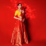 Sai Tamhankar Instagram - शुभ दिपावली ! 🪔 @warpnweftbysagrikarai @kankshinistudio @digambar103 @jayshree2783 @nehachaudhary_ @ipshita.db @santushtimahadeo @azim_shaikh1989 #saitamhankar #diwali #marathitwist #diwali #festivaloflights #myfav