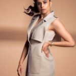 Sai Tamhankar Instagram - Not your regular suit ! @velvetdori.suravika @equiivalence @digambar103 #Anila @nehachaudhary_ @kalyaam_2.0 @santushtimahadeo @azim_shaikh1989 #saitamhankar #fanoffluffyponytails #fluffy