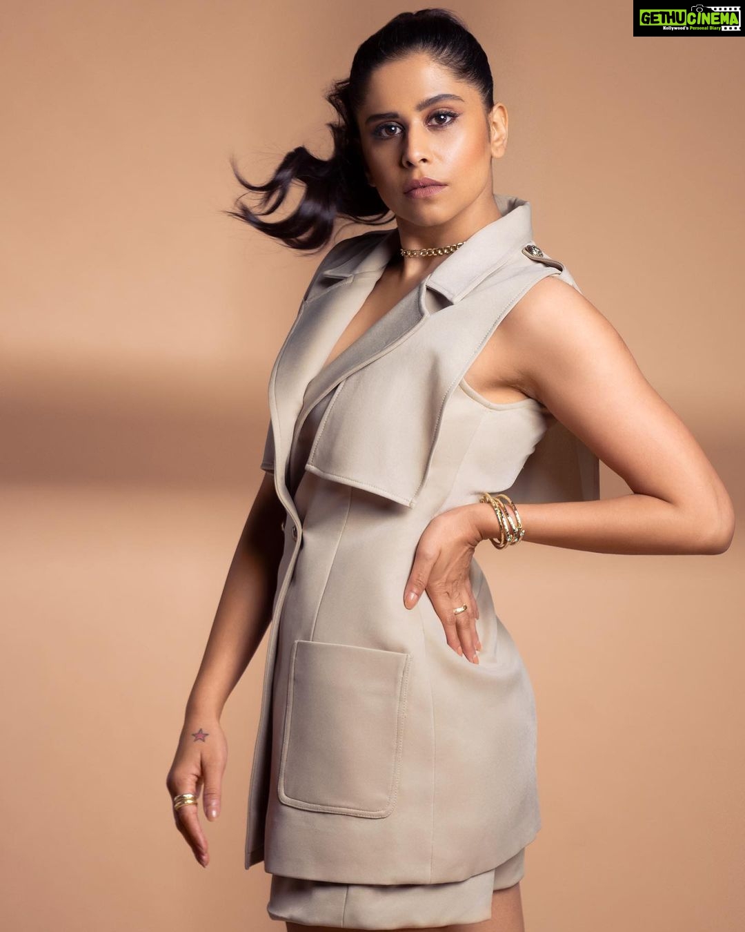 Sai Tamhankar Instagram - Not your regular suit ! @velvetdori.suravika @equiivalence @digambar103 #Anila @nehachaudhary_ @kalyaam_2.0 @santushtimahadeo @azim_shaikh1989 #saitamhankar #fanoffluffyponytails #fluffy