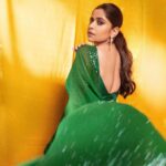 Sai Tamhankar Instagram - 💚💛 @ranbirmukherjeeofficial @digambar103 @jayshree2783 @nehachaudhary_ @ipshita.db @santushtimahadeo @azim_shaikh1989 #saitamhankar #saree #green #पन्हं #shimmer