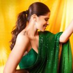 Sai Tamhankar Instagram - 💚💛 @ranbirmukherjeeofficial @digambar103 @jayshree2783 @nehachaudhary_ @ipshita.db @santushtimahadeo @azim_shaikh1989 #saitamhankar #saree #green #पन्हं #shimmer