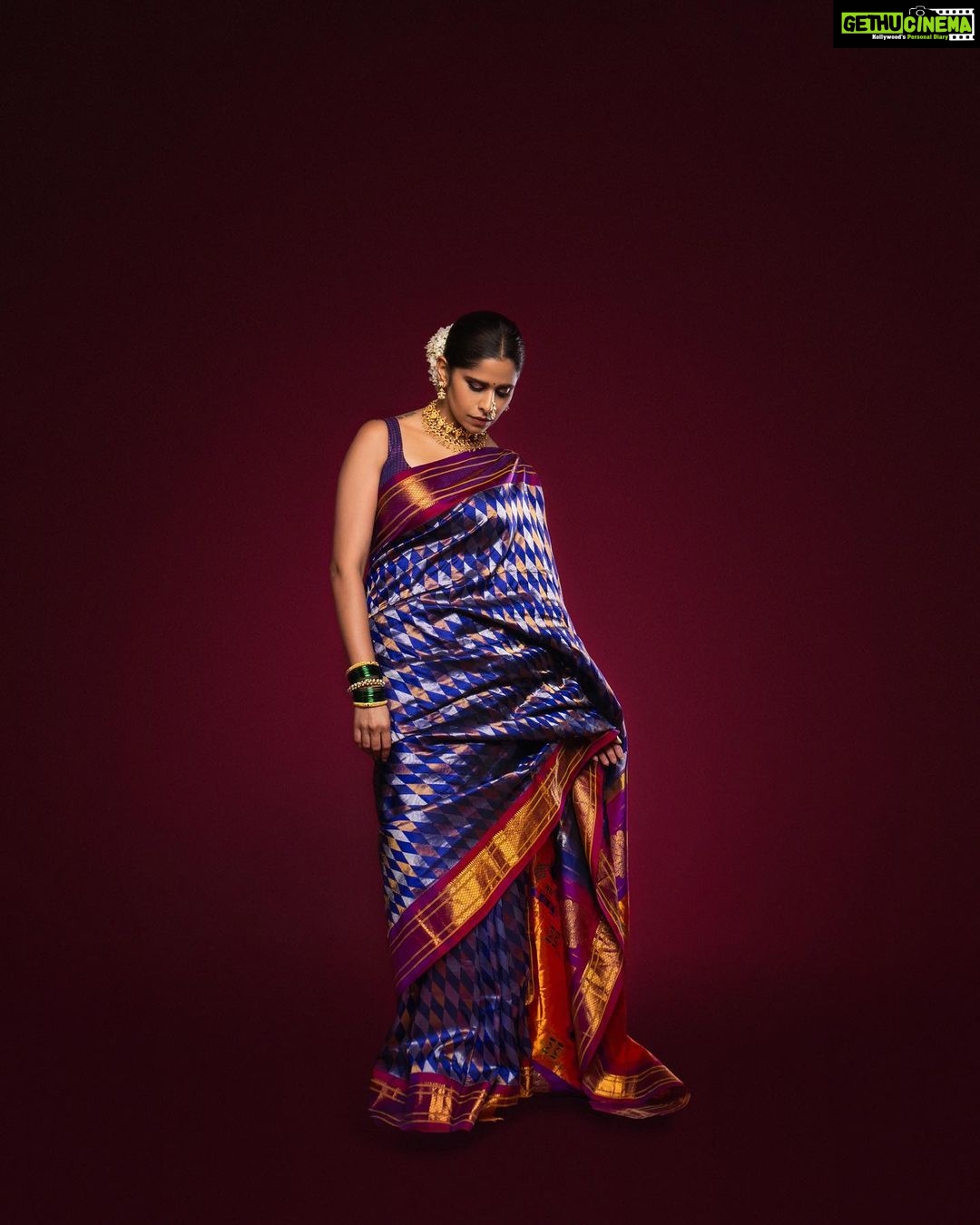 Sai Tamhankar Instagram - सालस @pratha_sarees @kankshinistudio @satyamakeupartist @poonamsrv @nehachaudhary_ @kalyaam_2.0 @vishal.patil36 @azim_shaikh1989 #saitamhankar #precioussixyards #sixyardsofelegance #sixyards #nath #नथ #raresighting