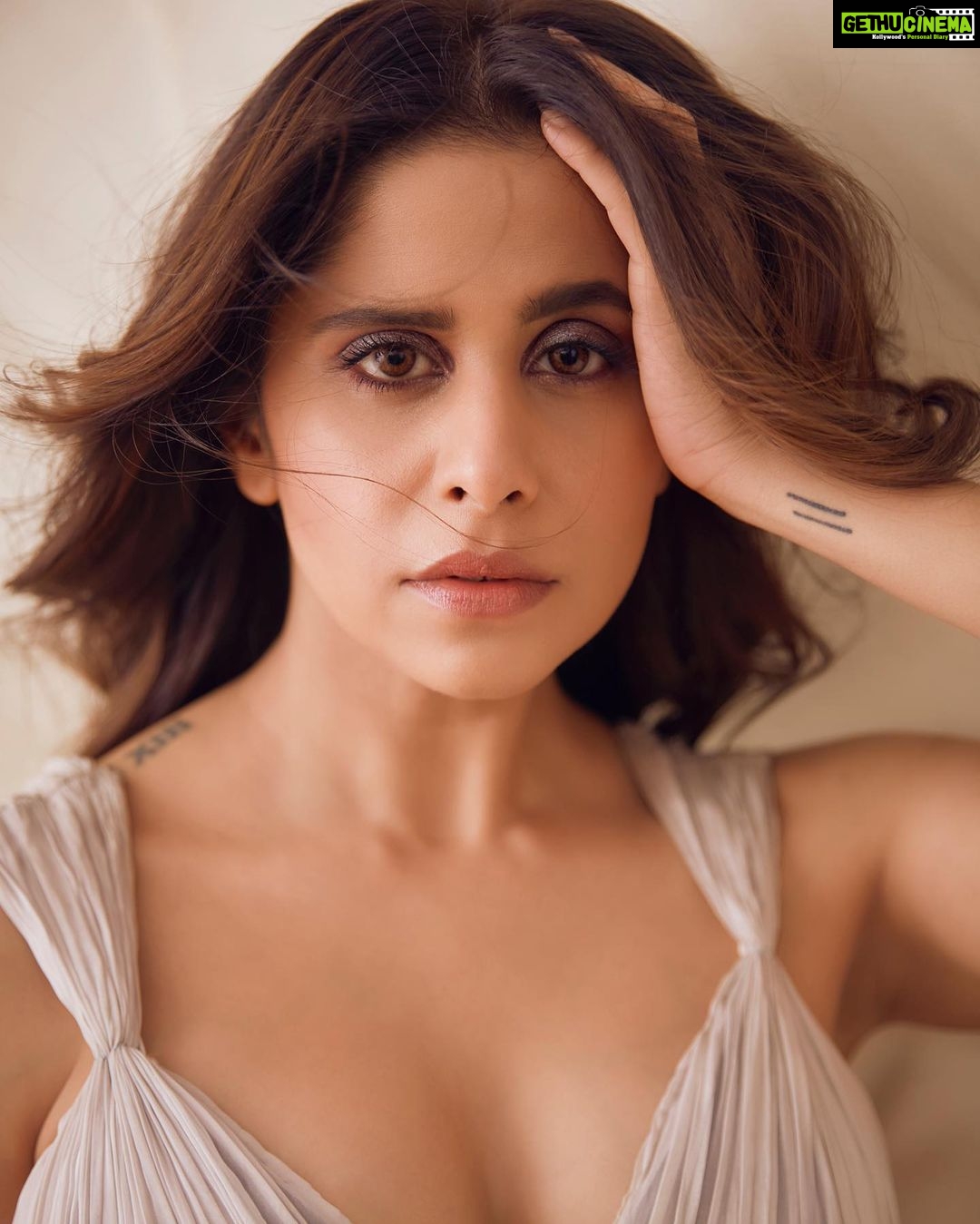 Sai Tamhankar Instagram - For Elle Beauty Awards Tonight @akhlstudio @digambar103 @jayshree2783 @nehachaudhary_ @kadamajay @m_o_u_s_u_m_i @azim_shaikh1989 #saitamhankar #ellebeautyawards #elle #tonight #glammed #wawawoom
