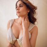 Sai Tamhankar Instagram - For Elle Beauty Awards Tonight @akhlstudio @digambar103 @jayshree2783 @nehachaudhary_ @kadamajay @m_o_u_s_u_m_i @azim_shaikh1989 #saitamhankar #ellebeautyawards #elle #tonight #glammed #wawawoom