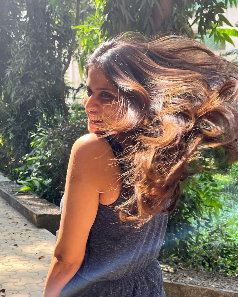 Sai Tamhankar Instagram - Sunday Pictures ! Making the most of a good hair day .. also I got #hothairballooned 😃 PC . @santushtimahadeo #saitamhankar #sunday #candids #nofilter #sunlight #sun #sunlightlover