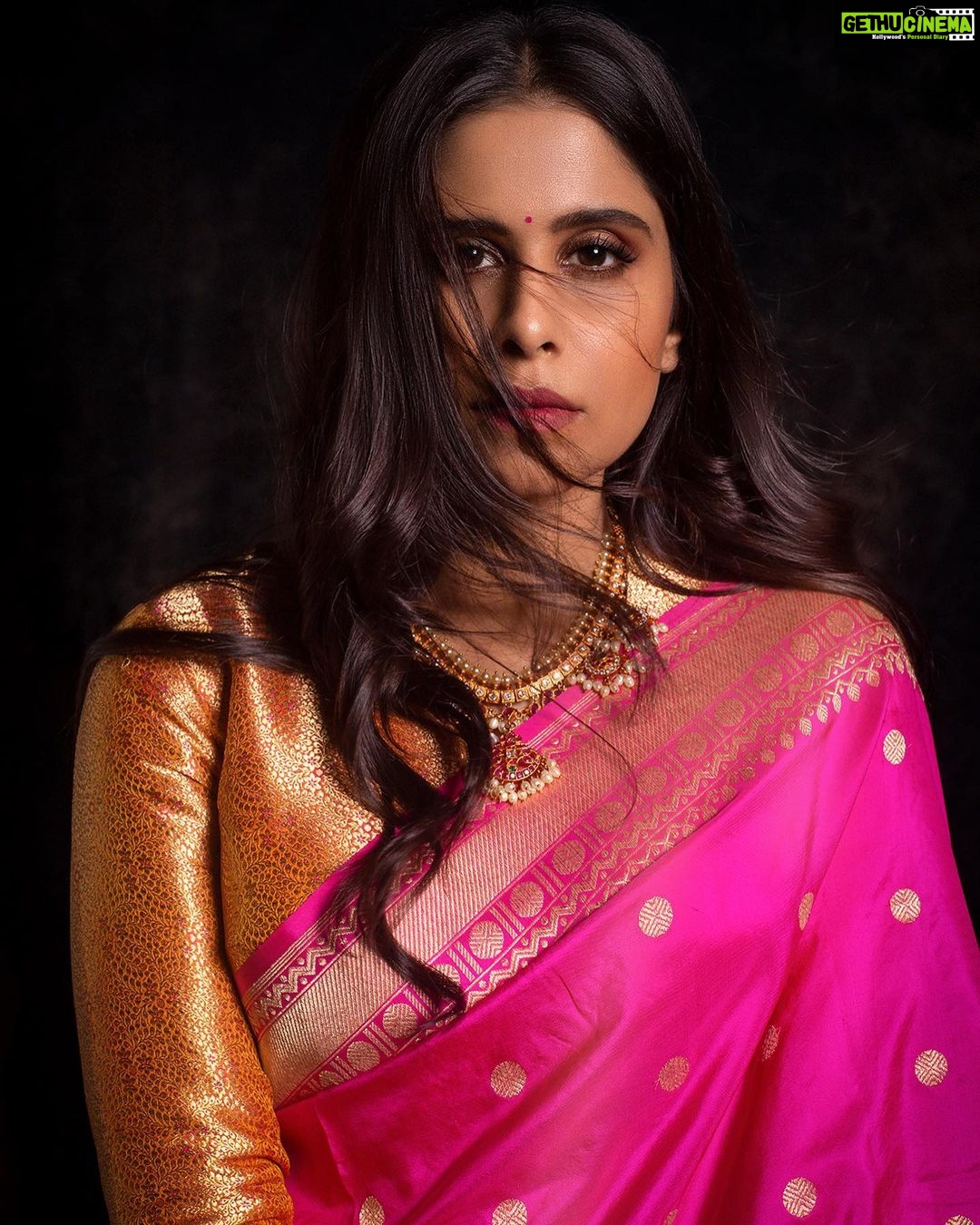 Sai Tamhankar Instagram - Happy New Year everyone ! @warpnweftbysagrikarai @koharbykanika @digambar103 @jayshree2783 @nehachaudhary_ @ipshita.db @vishal.patil36 @azim_shaikh1989 #saitamhankar #sixyardsofelegance #saree #sareelove #pink #festivevibes Diwali