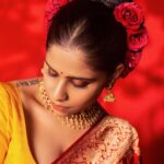 Sai Tamhankar Instagram - Happy दिवाळी ! @warpnweftbysagrikarai @kankshinistudio @digambar103 @jayshree2783 @nehachaudhary_ @ipshita.db @vishal.patil36 @azim_shaikh1989 #saitamhankar #diwali2022 #🪔 #red #roses #dolled #myfavfestival #sai #diwali
