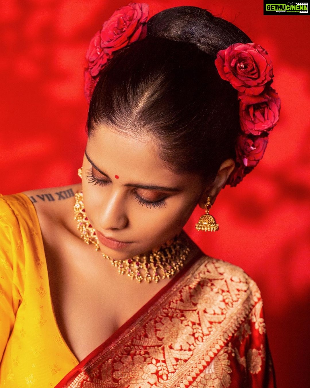 Sai Tamhankar Instagram - Happy दिवाळी ! @warpnweftbysagrikarai @kankshinistudio @digambar103 @jayshree2783 @nehachaudhary_ @ipshita.db @vishal.patil36 @azim_shaikh1989 #saitamhankar #diwali2022 #🪔 #red #roses #dolled #myfavfestival #sai #diwali