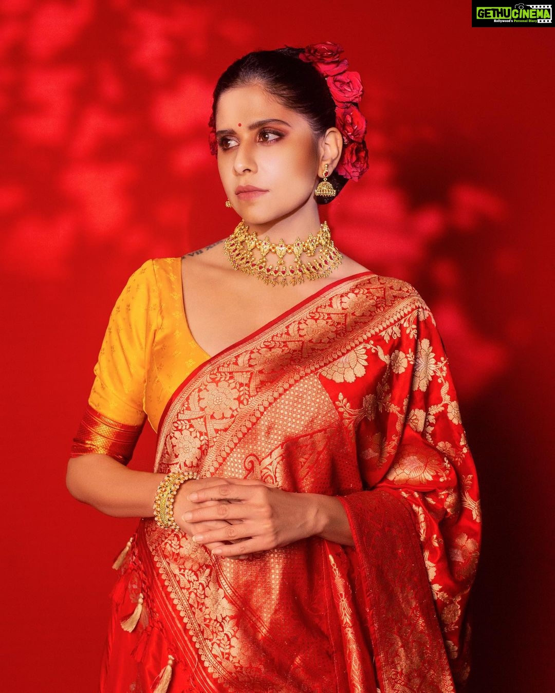 Sai Tamhankar Instagram - 🪔 @warpnweftbysagrikarai @kankshinistudio @digambar103 @jayshree2783 @nehachaudhary_ @ipshita.db @vishal.patil36 @azim_shaikh1989 #Sairam Ha kar#diwaliready #red #roses #redroses #lehengacholi #ने