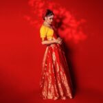 Sai Tamhankar Instagram - शुभ दिपावली ! 🪔 @warpnweftbysagrikarai @kankshinistudio @digambar103 @jayshree2783 @nehachaudhary_ @ipshita.db @santushtimahadeo @azim_shaikh1989 #saitamhankar #diwali #marathitwist #diwali #festivaloflights #myfav