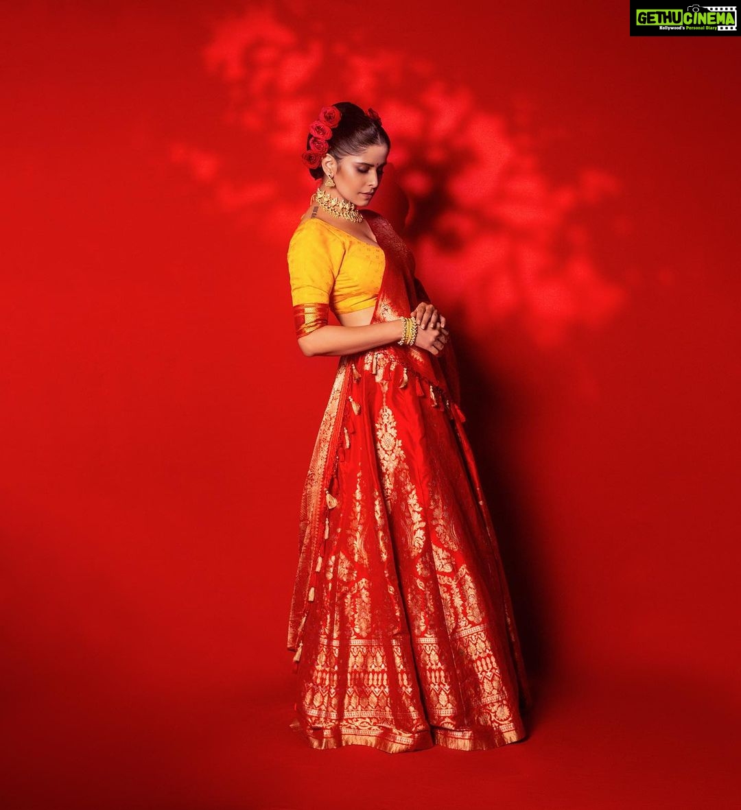 Sai Tamhankar Instagram - शुभ दिपावली ! 🪔 @warpnweftbysagrikarai @kankshinistudio @digambar103 @jayshree2783 @nehachaudhary_ @ipshita.db @santushtimahadeo @azim_shaikh1989 #saitamhankar #diwali #marathitwist #diwali #festivaloflights #myfav