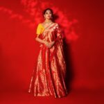 Sai Tamhankar Instagram - शुभ दिपावली ! 🪔 @warpnweftbysagrikarai @kankshinistudio @digambar103 @jayshree2783 @nehachaudhary_ @ipshita.db @santushtimahadeo @azim_shaikh1989 #saitamhankar #diwali #marathitwist #diwali #festivaloflights #myfav