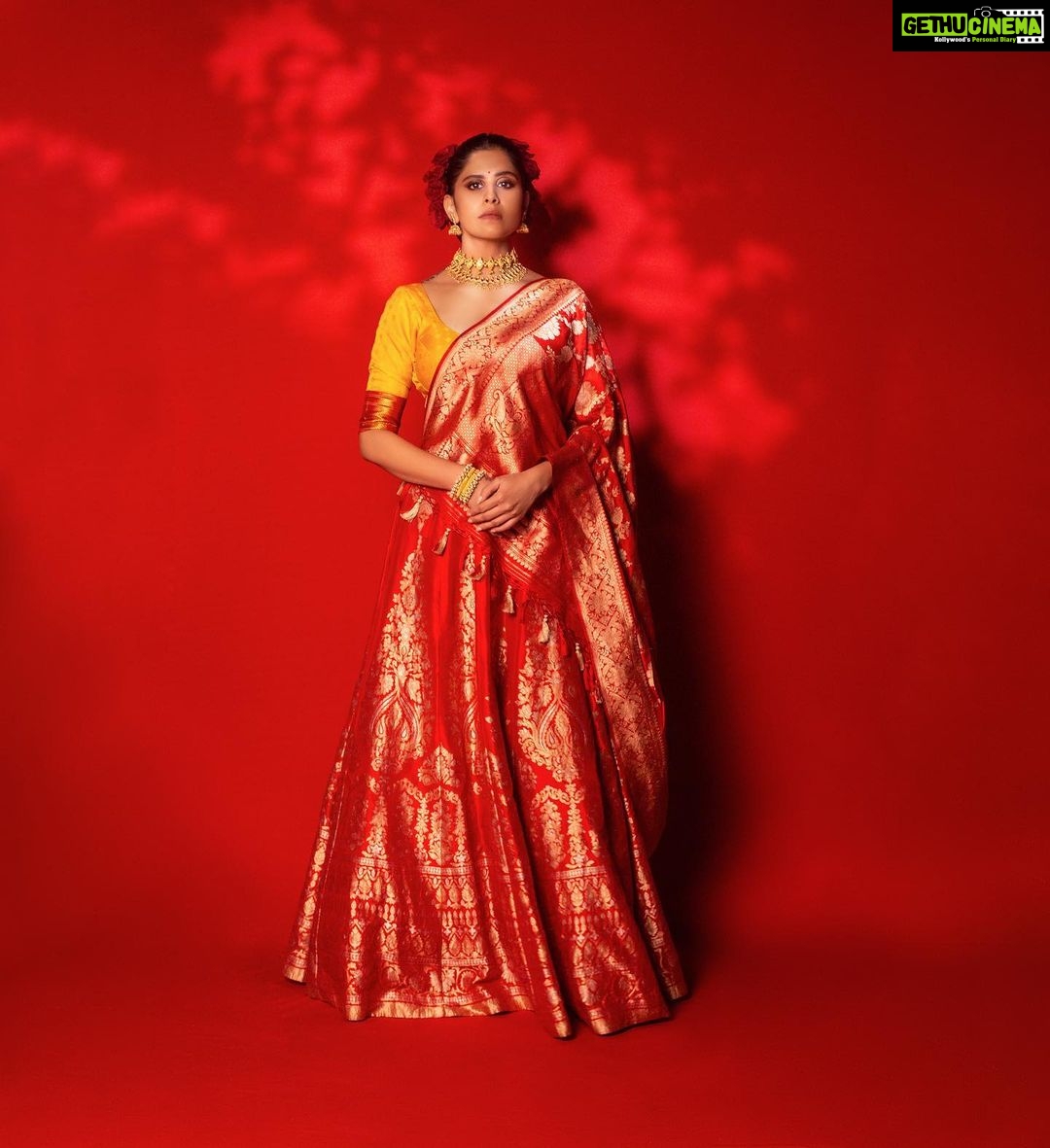 Sai Tamhankar Instagram - शुभ दिपावली ! 🪔 @warpnweftbysagrikarai @kankshinistudio @digambar103 @jayshree2783 @nehachaudhary_ @ipshita.db @santushtimahadeo @azim_shaikh1989 #saitamhankar #diwali #marathitwist #diwali #festivaloflights #myfav
