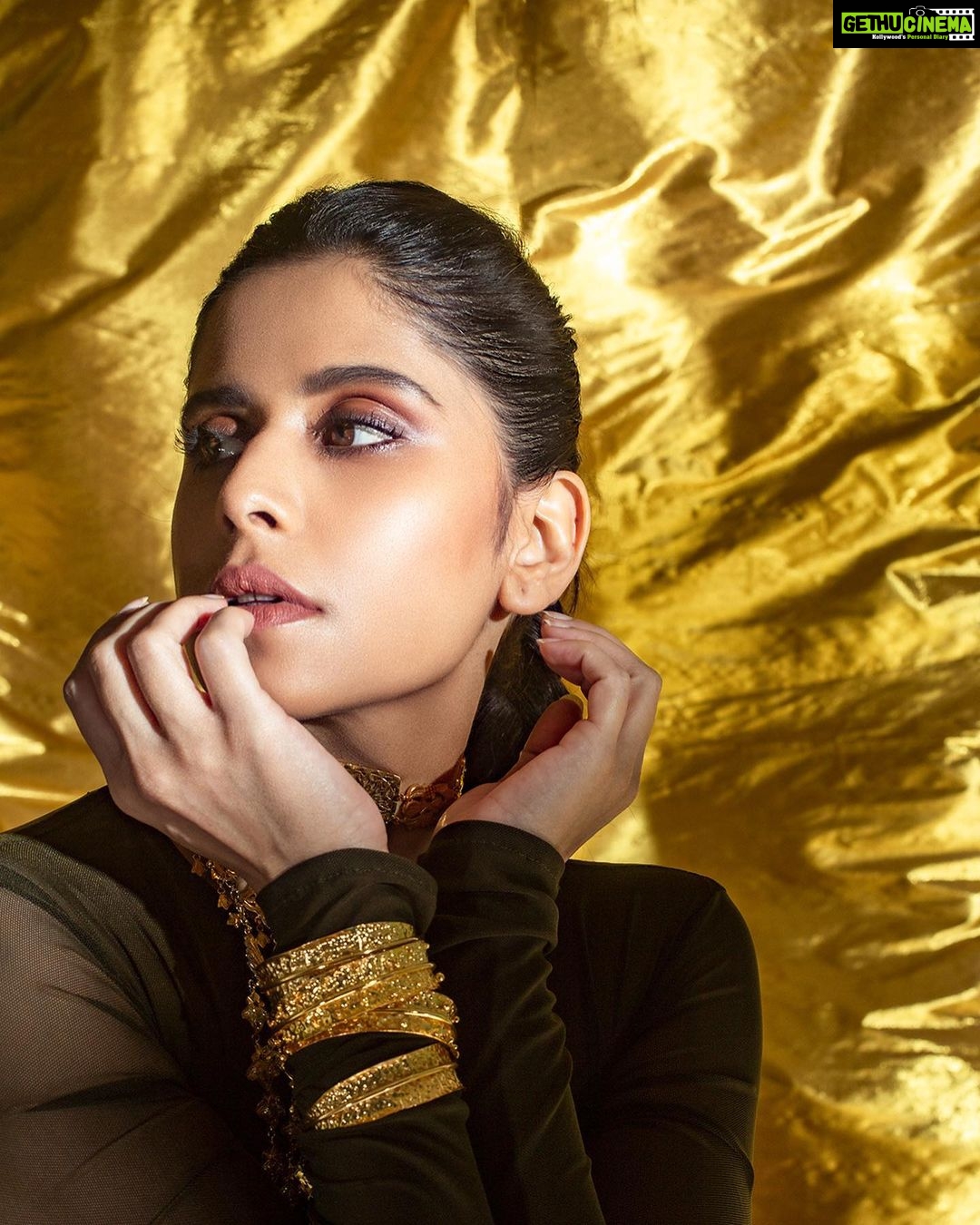 Sai Tamhankar Instagram - π @houseofsoh @kharikajai @equiivalence @digambar103 @reshma_makeup_hairstylist @nehachaudhary_ @ipshita.db @vishal.patil36 #saitamhankar #diwaliparty #bejeweled #ΰ€¨ΰ₯ #jewels #diwalioutfit #glam