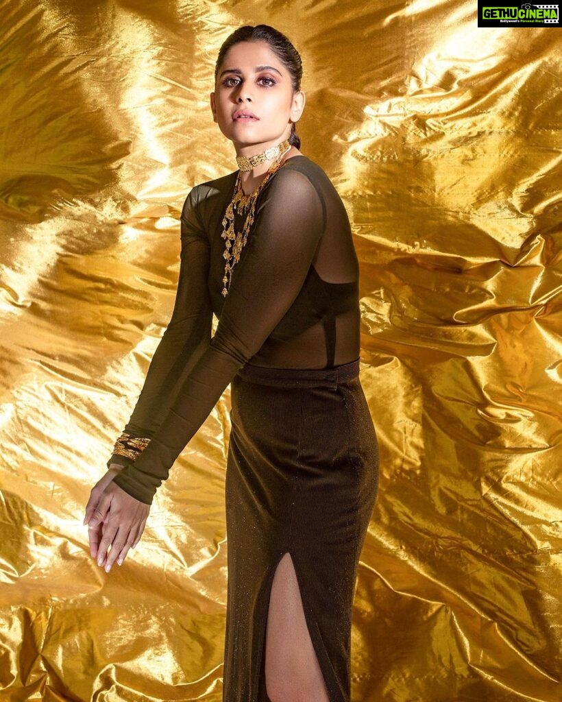 Sai Tamhankar Instagram - D for Diwali D for Dress-up ! @houseofsoh @kharikajai @equiivalence @digambar103 @reshma_makeup_hairstylist @nehachaudhary_ @ipshita.db @vishal.patil36 #saitamhankar #diwaliparty #bejeweled #ने #jewels #diwalioutfit #glam