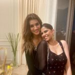 Sai Tamhankar Instagram - My Most Favourite Festival Is Here 🥳✨ @pallavijaipur @shoppaksha @digambar103 @reshma_makeup_hairstylist @ipshita.db @nehachaudhary_ For sundari’s Diwali Party .. Thank you for having me over and thank you for such a wonderful evening @kritisanon ; be unstoppable. Kay plans diwali che ? #saitamhankar #kritisanon #diwaliparty #diwaliishere #mostfav #favtimeofyear #lettgefestivitiesbegin