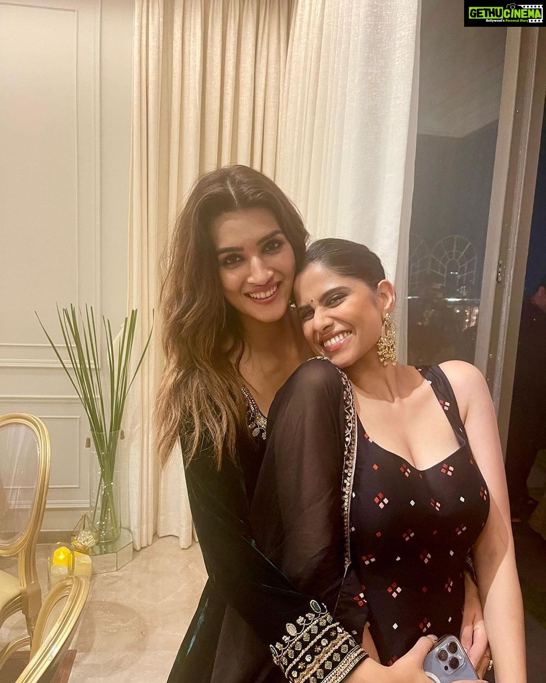 Sai Tamhankar Instagram - My Most Favourite Festival Is Here 🥳✨ @pallavijaipur @shoppaksha @digambar103 @reshma_makeup_hairstylist @ipshita.db @nehachaudhary_ For sundari’s Diwali Party .. Thank you for having me over and thank you for such a wonderful evening @kritisanon ; be unstoppable. Kay plans diwali che ? #saitamhankar #kritisanon #diwaliparty #diwaliishere #mostfav #favtimeofyear #lettgefestivitiesbegin