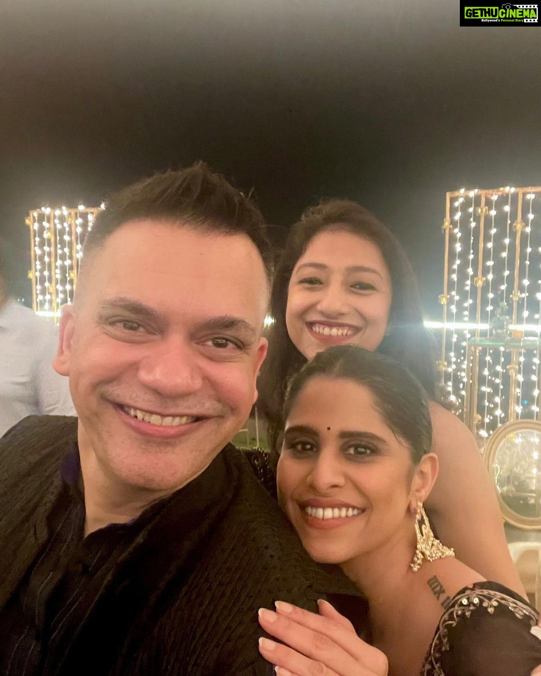 Sai Tamhankar Instagram - My Most Favourite Festival Is Here 🥳✨ @pallavijaipur @shoppaksha @digambar103 @reshma_makeup_hairstylist @ipshita.db @nehachaudhary_ For sundari’s Diwali Party .. Thank you for having me over and thank you for such a wonderful evening @kritisanon ; be unstoppable. Kay plans diwali che ? #saitamhankar #kritisanon #diwaliparty #diwaliishere #mostfav #favtimeofyear #lettgefestivitiesbegin