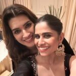 Sai Tamhankar Instagram - My Most Favourite Festival Is Here 🥳✨ @pallavijaipur @shoppaksha @digambar103 @reshma_makeup_hairstylist @ipshita.db @nehachaudhary_ For sundari’s Diwali Party .. Thank you for having me over and thank you for such a wonderful evening @kritisanon ; be unstoppable. Kay plans diwali che ? #saitamhankar #kritisanon #diwaliparty #diwaliishere #mostfav #favtimeofyear #lettgefestivitiesbegin