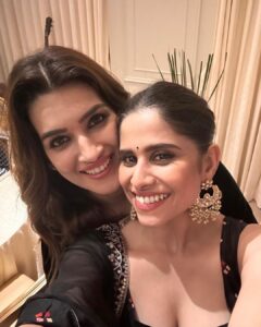Sai Tamhankar Instagram - My Most Favourite Festival Is Here 🥳✨ @pallavijaipur @shoppaksha @digambar103 @reshma_makeup_hairstylist @ipshita.db @nehachaudhary_ For sundari’s Diwali Party .. Thank you for having me over and thank you for such a wonderful evening @kritisanon ; be unstoppable. Kay plans diwali che ? #saitamhankar #kritisanon #diwaliparty #diwaliishere #mostfav #favtimeofyear #lettgefestivitiesbegin