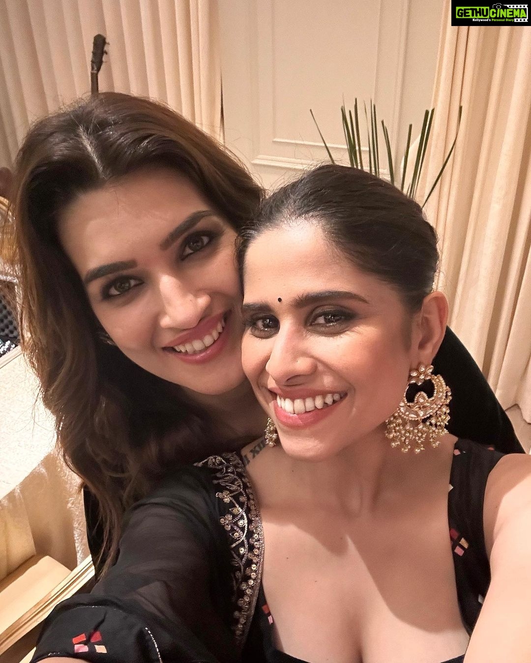 Sai Tamhankar Instagram - My Most Favourite Festival Is Here 🥳✨ @pallavijaipur @shoppaksha @digambar103 @reshma_makeup_hairstylist @ipshita.db @nehachaudhary_ For sundari’s Diwali Party .. Thank you for having me over and thank you for such a wonderful evening @kritisanon ; be unstoppable. Kay plans diwali che ? #saitamhankar #kritisanon #diwaliparty #diwaliishere #mostfav #favtimeofyear #lettgefestivitiesbegin