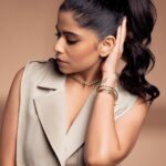 Sai Tamhankar Instagram - Not your regular suit ! @velvetdori.suravika @equiivalence @digambar103 #Anila @nehachaudhary_ @kalyaam_2.0 @santushtimahadeo @azim_shaikh1989 #saitamhankar #fanoffluffyponytails #fluffy