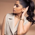 Sai Tamhankar Instagram - Not your regular suit ! @velvetdori.suravika @equiivalence @digambar103 #Anila @nehachaudhary_ @kalyaam_2.0 @santushtimahadeo @azim_shaikh1989 #saitamhankar #fanoffluffyponytails #fluffy