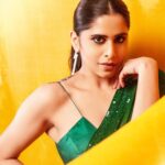 Sai Tamhankar Instagram - 💚💛 @ranbirmukherjeeofficial @digambar103 @jayshree2783 @nehachaudhary_ @ipshita.db @santushtimahadeo @azim_shaikh1989 #saitamhankar #saree #green #पन्हं #shimmer