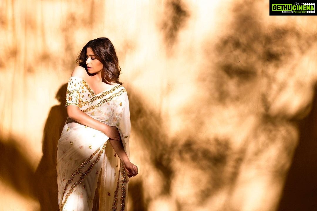 Sai Tamhankar Instagram - Meanwhile me thinking of MHJ ! @eshakoul_official @shillpapuriidesignerjewellery @digambar103 @jayshree2783 @nehachaudhary_ @ipshita.db @santushtimahadeo @azim_shaikh1989 #saitamhankar #sixyardexcellence #sareelove #nzakat