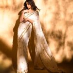 Sai Tamhankar Instagram - Meanwhile me thinking of MHJ ! @eshakoul_official @shillpapuriidesignerjewellery @digambar103 @jayshree2783 @nehachaudhary_ @ipshita.db @santushtimahadeo @azim_shaikh1989 #saitamhankar #sixyardexcellence #sareelove #nzakat
