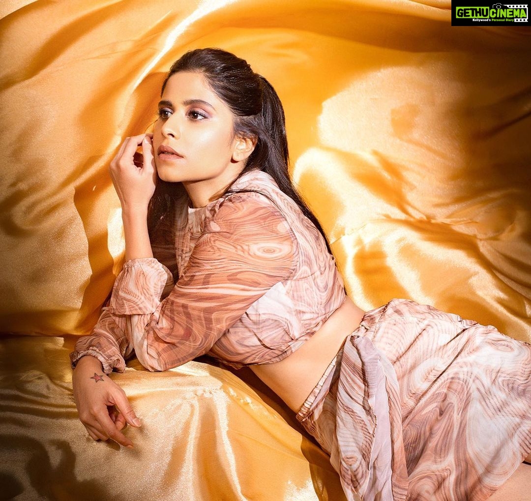 Sai Tamhankar Instagram - Chocolate Fantasy! 🤎 @nan.thelabel @nehachaudhary_ @digambar103 @jayshree2783 @ipshita.db @santushtimahadeo @azim_shaikh1989 #saitamhankar #brown #chocolate #caramel #glam #glamming #upclose