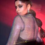 Sai Tamhankar Instagram - Life Mein time to time khud ke liye thoda shimmer zaroori hai ! @leaclothingco @the_bling_girll @nehachaudhary_ @satyamakeupartist @jayshree2783 @vishal.patil36 @azim_shaikh1989 @akshay_26 @azim_shaikh1989 #saitamhankar #shimmer #pearlplait