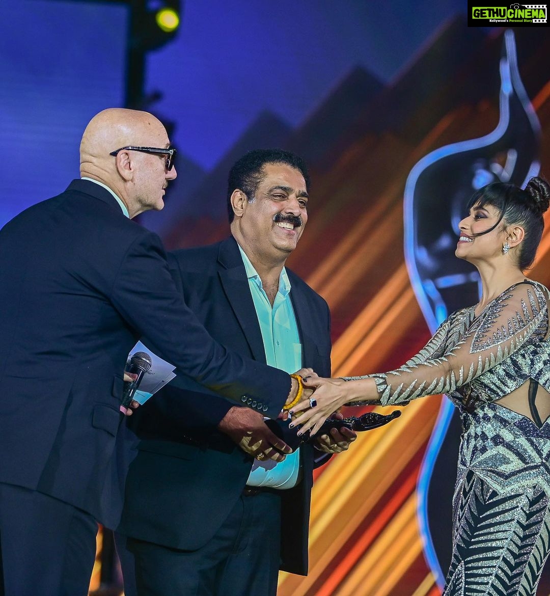 Sai Tamhankar Instagram - Sharing some highlights form @filmfare ! Tune into @colorstv tonight at 9pm , and be a part of my happiness ! ! On stage Pictures @prathameshb84 #saitamhankar #filmfare #celebratinghindicimema #celebratingcinema #mimi #shama