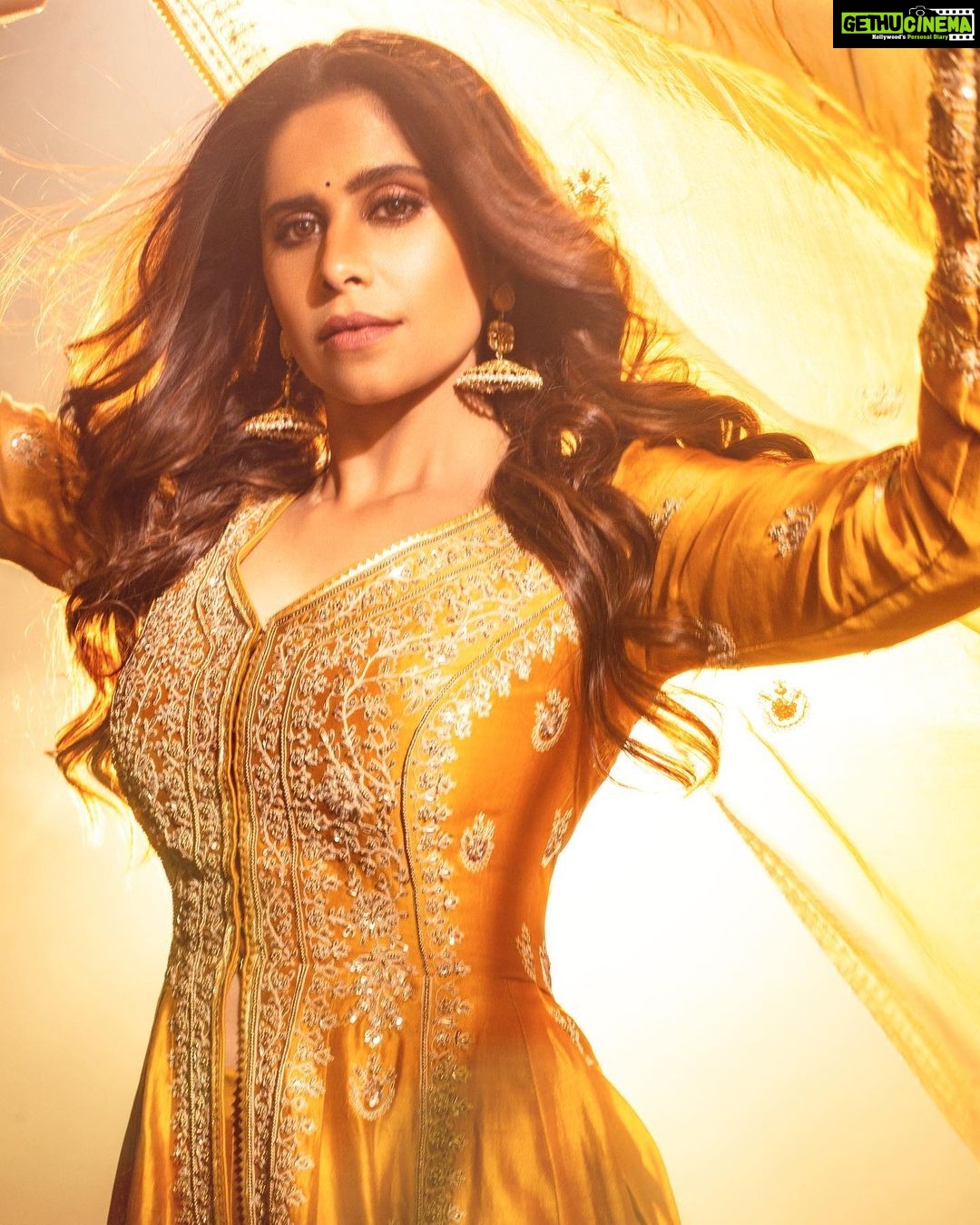 Sai Tamhankar Instagram - झी चित्रगौरव २०२३ Gold dust ✨ @jigarmaliofficial @pinklanebyrashi @digambar103 @jayshree2783 @nehachaudhary_ @ipshita.db @brewbackersmedia @santushtimahadeo @azim_shaikh1989 @mandalsaddam #saitamhankar #gold #goldrush #sunshine #grateful #blessings