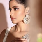 Sai Tamhankar Instagram - रूबरू सफेद ! @tyaarindia @shringaaar.theethnicstory @nehachaudhary_ @digambar103 @jayshree2783 @shruu_t #saitamhankar #white #sareemultiverse