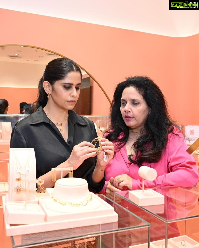 Sai Tamhankar Instagram - Delighted to inaugurate @melorra_com ‘s 15th experience center in India ; and first in Pune at the Phoenix Market City. They have 17000+ trendy lightweight designs in gold and diamond. It surely is a 21st century gold shopping experience. Pune people, head to #Melorra experience center today for fashion, gold jewellery and more. Phoenix Marketcity - Pune
