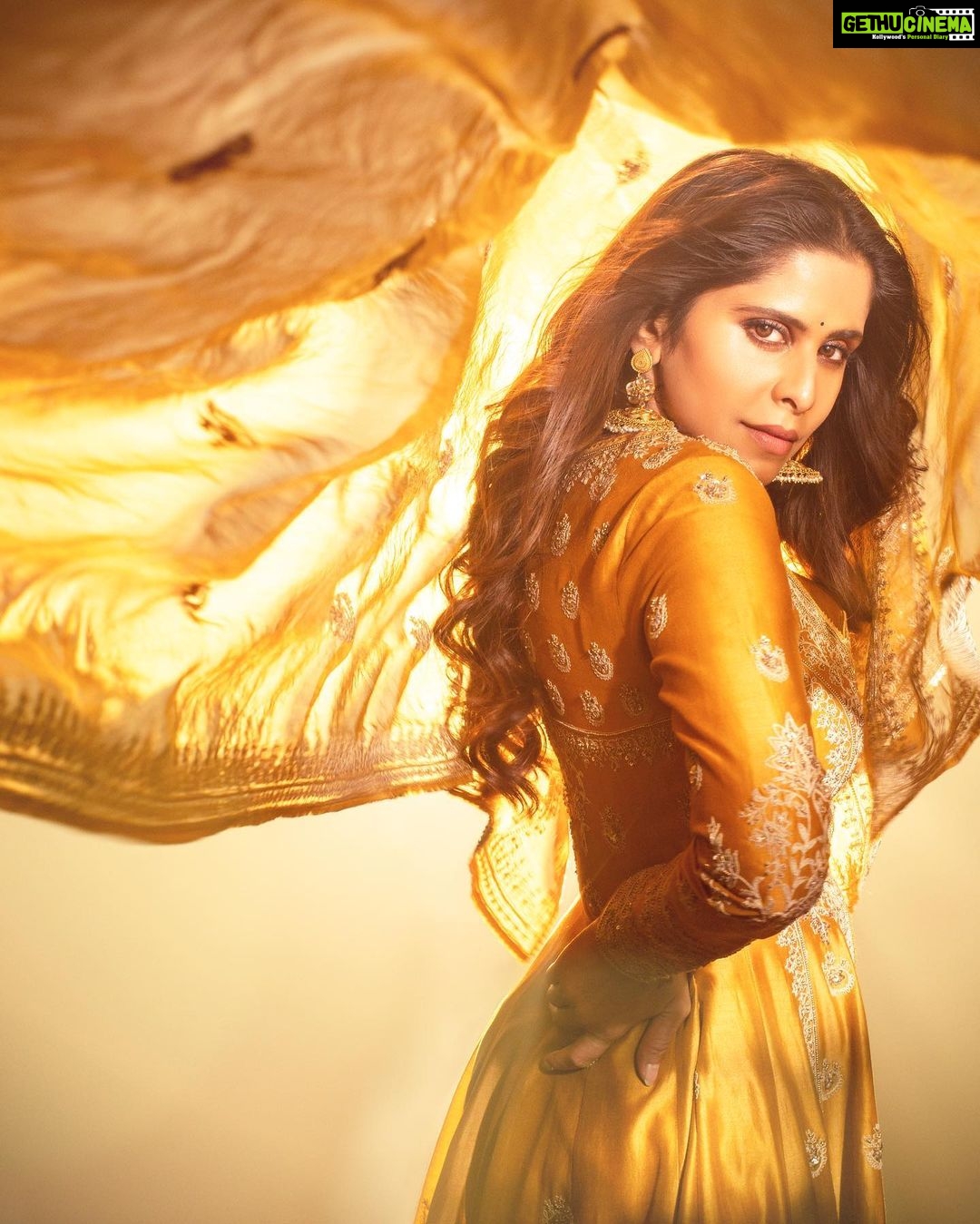 Sai Tamhankar Instagram - झी चित्र गौरव २०२३ ! या पुरस्कारामुळे मी कृतकृत्य झाले आहे , खूप खूप आभार @zeemarathiofficial . @jigarmaliofficial @pinklanebyrashi @nehachaudhary_ @digambar103 @jayshree2783 @ipshita.db @brewbackersmedia @santushtimahadeo @azim_shaikh1989 @mandalsaddam #saitamhankar #marathipaulpadtepudhe #zeegaurav #zeechitragaurav2023 #grateful #overwhelmed